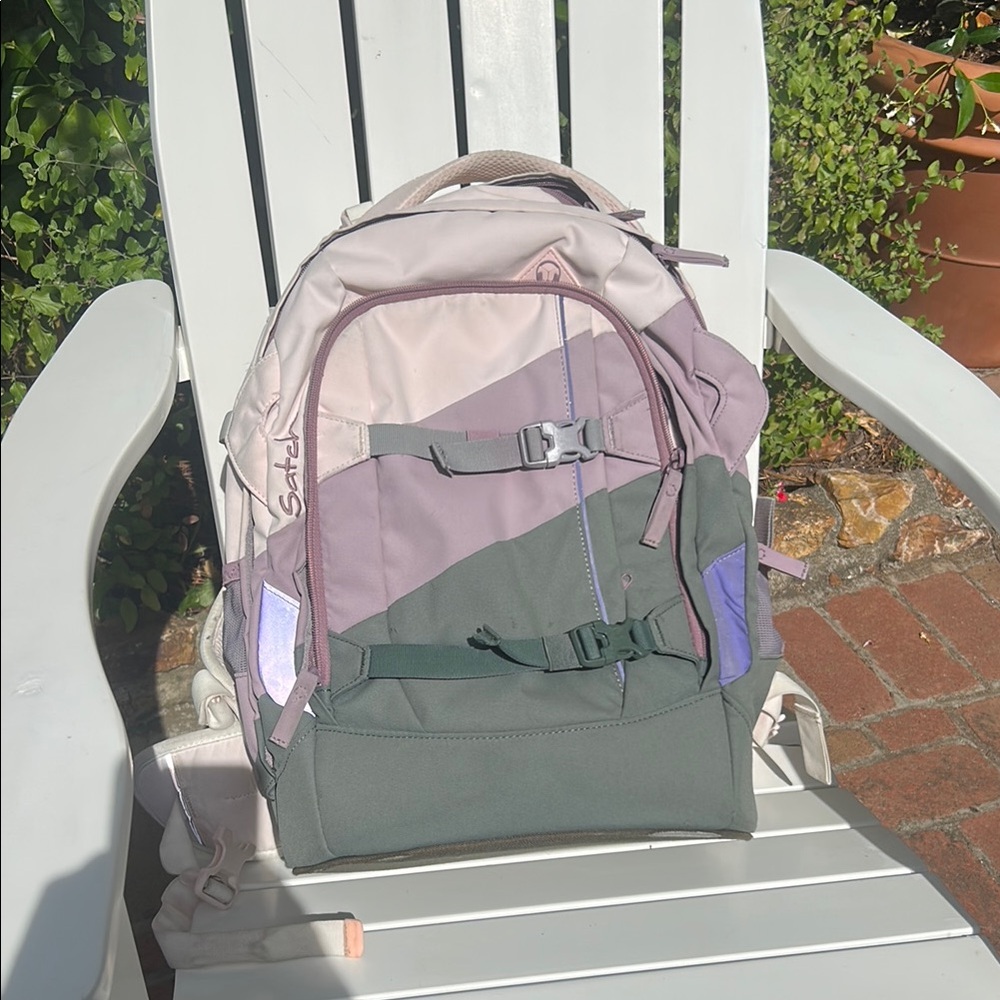 Colorblock Backpack with Buckle Straps and back support for kids satch